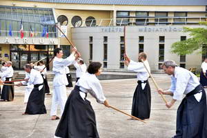 Lyon 69 Tassin Aïkido pratique devant l'atrium