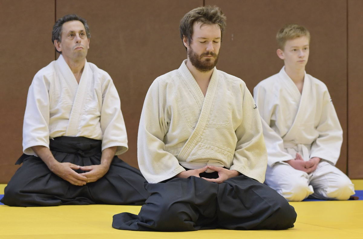 aïkido méditation au dojoAlain Peyrache sensei dojo de Lypn 69